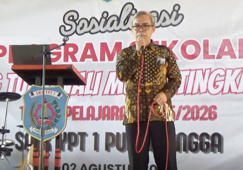 Kepala SMK YPT 1 Purbalingga, Churotip saat parenting kelas XII dengan agenda Sosialisasi Program Sekolah  Orangtua/Wali Murid tingkat XII SMK YPT 1 Purbalingga, di Lapangan Indoor SMK YPT 1 Purbalingga, Sabtu 2 Agustus 2025.