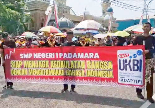 SMP Negeri 1 Padamara mengkampanyekan Pemartabatan Bahasa Indonesia dalam Pawai Kebangsaan di Kabupaten Purbalingga, Sabtu 23 Agustus 2025.