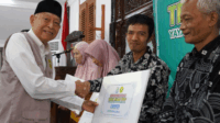 Sukento Ridho Marhaendrianto, Pendiri Yayasan Perwira Sejahtera Purbalingga (YPSP) saat memberikan bantuan secara simbolis program “Tebar Kasur” yang sarat nilai kemanusiaan, di Pendapa Cahyana Sabtu, 2 Agustus 2025.