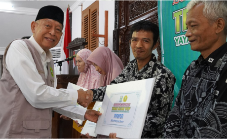 Sukento Ridho Marhaendrianto, Pendiri Yayasan Perwira Sejahtera Purbalingga (YPSP) saat memberikan bantuan secara simbolis program “Tebar Kasur” yang sarat nilai kemanusiaan, di Pendapa Cahyana Sabtu, 2 Agustus 2025.