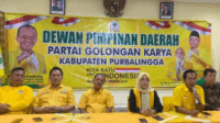 Ketua Fraksi Partai Golkar DPRD Kabupaten Purbalingga, Teguh Dwiyanto duduk ketiga dari sebelah kiri saat mengikuti pengumuman hasil pemberkasan di aula pertemuan kantor DPD Partai Golkar Purbalingga, Kamis 21 Agutus 2025.