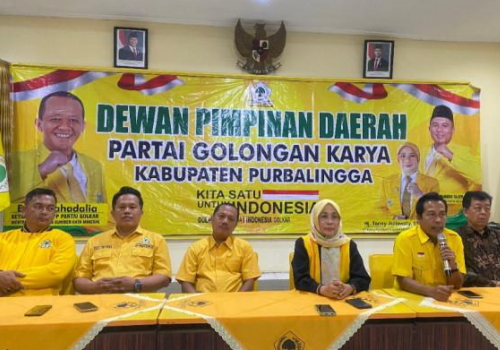 Ketua Fraksi Partai Golkar DPRD Kabupaten Purbalingga, Teguh Dwiyanto duduk ketiga dari sebelah kiri saat mengikuti pengumuman hasil pemberkasan di aula pertemuan kantor DPD Partai Golkar Purbalingga, Kamis 21 Agutus 2025.