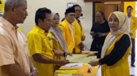 Tenny Juliawaty petahana Ketua DPD Partai Golkar Purbalingga saat menyerahkan berkas pencalonan ketua kepada Ketua Panitia Pengarah (Steering Commitee) Musyawarah Daerah (Musda) ke 11 Partai Golkar Purbalingga, Agus Sulastomo pada Kamis 21 Agutus 2025, di aula pertemuan DPD Partai Golkar Purbalingga