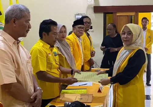 Tenny Juliawaty petahana Ketua DPD Partai Golkar Purbalingga saat menyerahkan berkas pencalonan ketua kepada Ketua Panitia Pengarah (Steering Commitee) Musyawarah Daerah (Musda) ke 11 Partai Golkar Purbalingga, Agus Sulastomo pada Kamis 21 Agutus 2025, di aula pertemuan DPD Partai Golkar Purbalingga