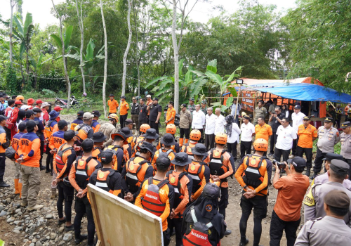 Wakil Bupati Purbalingga Dimas Prasetyahani memimpin apel gabungan tim pencarian korban banjir klawing. Apel ini melibatkan SAR, relawan dan TNI/POLRI di lokasi pencarian, Kelurahan Bancar.