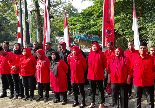 Jajaran pengurus Dewan Pimpinan Cabang Partai Demokrasi Indonesia Perjuangan (DPC PDIP) Kabupaten Purbalingga menggelar Upacara Pengibaran Bendera Merah Putih dalam rangka Memperingati HUT ke-80 Kemerdekaan Republik Indonesia (RI), di halaman Panti Marhaen DPC PDIP Purbalingga, Minggu 17 Agustus 2025