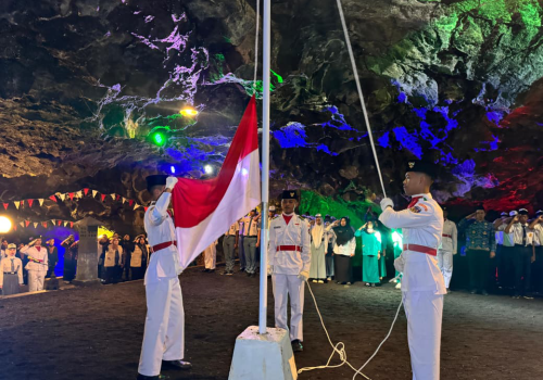 Managemen Obyek Wisata Goa Lawa Purbalingga (Golaga), menyelanggarakan Upacara Pengibaran Bendera Merah Putih dalam rangka Hari Ulang Tahun (HUT RI) ke 80 Republik Indonesia, Minggu 17 Agustus 2025.