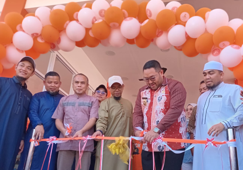 Wabup Purbalingga, Dimas Prasetyahani meresmikan Gerai ke-142 jenama Almaz Fried Chicken, Ayam Goreng Saudi Nomer 1 di Indonesia yang terletak di Jalan MT Haryono Purbalingga, Selasa 26 Agustus 2025.