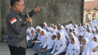 Ketua Badan Pengawas Pemilihan Umum (Bawaslu) Kabupaten Purbalingga, Misrad saat memberi sosialisasi pengawasan partisipatif kepada 850 siswa SMA Negeri 1 Padamara, di Gedung Olahraga (GOR) Indoor sekolah tersebut, Senin 25 Agustus 2025 Ketua Badan Pengawas Pemilihan Umum (Bawaslu) Kabupaten Purbalingga, Misrad saat memberi sosialisasi pengawasan partisipatif kepada 850 siswa SMA Negeri 1 Padamara, di Gedung Olahraga (GOR) Indoor sekolah tersebut, Senin 25 Agustus 2025