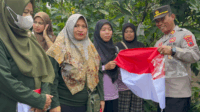 Polres Purbalingga  membagikan bendera Merah Putih untuk masyarakat Purbalingga.