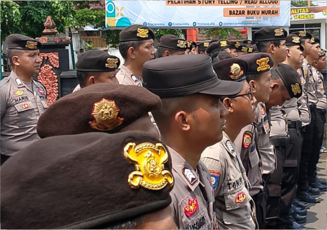 Personel gabungan mengamankan aksi unjuk rasa masyarakat Purbalingga yang menuntut perbaikan kenirja Bupati Purbalingga Fahmi Muhammad Hanif bersama Wakil Bupati Dimas Prasetyahani, Senin 29 September 2025.
