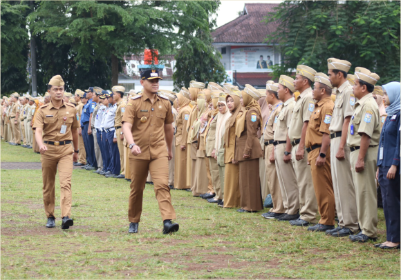 Apel Gabungan Aparatur Sipil Negara (ASN) dan pegawai Badan Usaha Milik Daerah (BUMD) di Alun-alun Purbalingga, Senin 15 September 2025 Apel Gabungan Aparatur Sipil Negara (ASN) dan pegawai Badan Usaha Milik Daerah (BUMD) di Alun-alun Purbalingga, Senin 15 September 2025