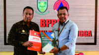 Kepala Pelaksana (Kalaksa) BPBD Purbalingga, Prayitno dan Pelaksana Tugas (Plt) Kalaksa BPBD Banyumas, Budi Nugroho menandatangani PKS di aula BPBD Purbalingga, Selasa 23 September 2025 sore. Kepala Pelaksana (Kalaksa) BPBD Purbalingga, Prayitno dan Pelaksana Tugas (Plt) Kalaksa BPBD Banyumas, Budi Nugroho menandatangani PKS di aula BPBD Purbalingga, Selasa 23 September 2025 sore.