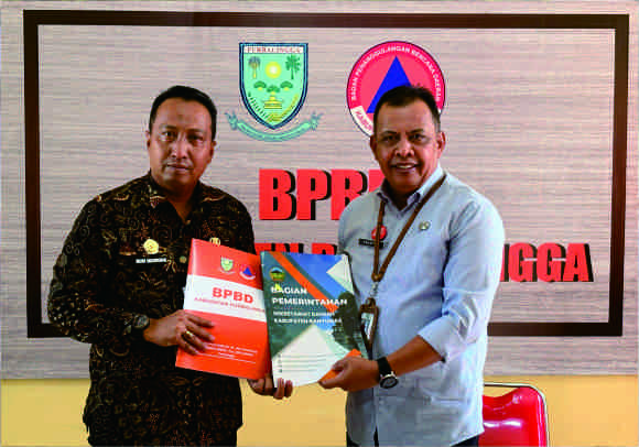 Kepala Pelaksana (Kalaksa) BPBD Purbalingga, Prayitno dan Pelaksana Tugas (Plt) Kalaksa BPBD Banyumas, Budi Nugroho menandatangani PKS di aula BPBD Purbalingga, Selasa 23 September 2025 sore.