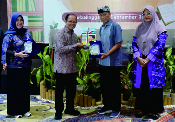 Ketua Badan Pengembangan dan Pembinaan Bahasa (Badan Bahasa) Kemendikbudristek RI, Hafidz Muksin mengapresiasi Kabupaten Purbalingga yang sudah menjadi contoh praktek terbaik peraih Uji Kemahiran Berbahasa Indonesia (UKBI) Adaptif Merdeka. Ketua Badan Pengembangan dan Pembinaan Bahasa (Badan Bahasa) Kemendikbudristek RI, Hafidz Muksin mengapresiasi Kabupaten Purbalingga yang sudah menjadi contoh praktek terbaik peraih Uji Kemahiran Berbahasa Indonesia (UKBI) Adaptif Merdeka.