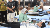 Ratusan ASN dan masyarakat hadir memanfaatkan kesempatan ini, termasuk Bupati Purbalingga Fahmi Muhammad Hanif yang untuk pertama kalinya ikut mendonorkan darah di Pendopo Dipokusumo, Selasa 2 September 2025. Ratusan ASN dan masyarakat hadir memanfaatkan kesempatan ini, termasuk Bupati Purbalingga Fahmi Muhammad Hanif yang untuk pertama kalinya ikut mendonorkan darah di Pendopo Dipokusumo, Selasa 2 September 2025.