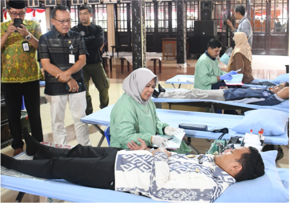 Ratusan ASN dan masyarakat hadir memanfaatkan kesempatan ini, termasuk Bupati Purbalingga Fahmi Muhammad Hanif yang untuk pertama kalinya ikut mendonorkan darah di Pendopo Dipokusumo, Selasa 2 September 2025.
