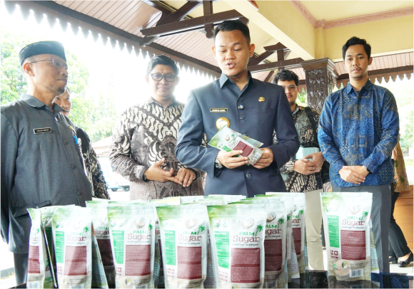 Gula kelapa kristal organik produksi para perajin lokal terus menjadi incaran berbagai negara maju, termasuk Amerika Serikat, Belanda, Australia. Gula kelapa kristal organik produksi para perajin lokal terus menjadi incaran berbagai negara maju, termasuk Amerika Serikat, Belanda, Australia.