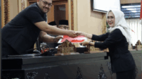 Fraksi-fraksi DPRD Purbalingga menerima pendapat Bupati terhadap 4 Rancangan Peraturan Daerah (Raperda) prakarsa DPRD untuk masuk pembahasan lebih lanjut di tingkat komisi. Fraksi-fraksi DPRD Purbalingga menerima pendapat Bupati terhadap 4 Rancangan Peraturan Daerah (Raperda) prakarsa DPRD untuk masuk pembahasan lebih lanjut di tingkat komisi.