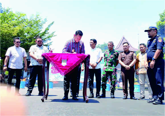 Bupati Purbalingga Fahmi M Hanif menyatakan akan tegas melaksanakan program Gerakan Gempur Rokok Ilegal di wilayah Kabupaten Purbalingga.