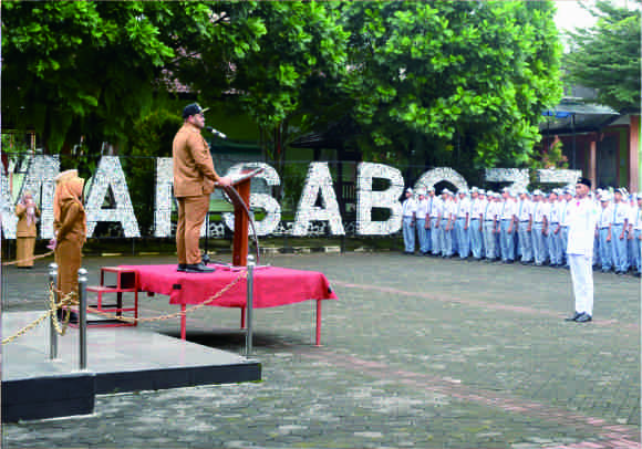 Wakil Bupati Purbalingga, Dimas Prasetyahani saat menjadi pembina Apel Pagi di SMA Negeri 1 Bobotsari, Senin 22 September 2025.