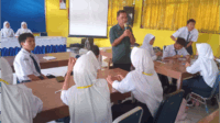 SMP Negeri 1 Padamara menegaskan komitmennya dalam mendukung Trigatra Bangun Bahasa dengan melaksanakan pembenahan penggunaan bahasa Indonesia di berbagai ranah kehidupan sekolah. Foto: Humas SMP Negeri 1 Padamara SMP Negeri 1 Padamara menegaskan komitmennya dalam mendukung Trigatra Bangun Bahasa dengan melaksanakan pembenahan penggunaan bahasa Indonesia di berbagai ranah kehidupan sekolah. Foto: Humas SMP Negeri 1 Padamara