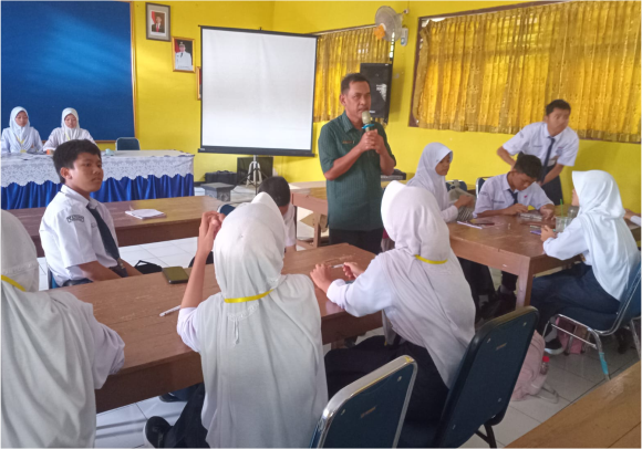 SMP Negeri 1 Padamara menegaskan komitmennya dalam mendukung Trigatra Bangun Bahasa dengan melaksanakan pembenahan penggunaan bahasa Indonesia di berbagai ranah kehidupan sekolah. Foto: Humas SMP Negeri 1 Padamara SMP Negeri 1 Padamara menegaskan komitmennya dalam mendukung Trigatra Bangun Bahasa dengan melaksanakan pembenahan penggunaan bahasa Indonesia di berbagai ranah kehidupan sekolah. Foto: Humas SMP Negeri 1 Padamara