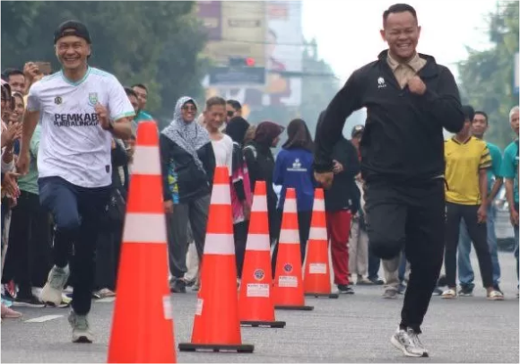 Bupati Purbalingga Fahmi M Hanif ikut turun dalam Street Run sepanjang  80 meter di Car Free Day Purbalingga melawan Kepala Bagian Protokol dan Komunikasi Pimpinan (Prokompim) Titis Panjer Rahino, Minggu 7 September 2025. Bupati Purbalingga Fahmi M Hanif ikut turun dalam Street Run sepanjang  80 meter di Car Free Day Purbalingga melawan Kepala Bagian Protokol dan Komunikasi Pimpinan (Prokompim) Titis Panjer Rahino, Minggu 7 September 2025.