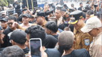 Bupati Purbalingga Fahmi Muhammad Hanif bersama Wakil Bupati Dimas Prasetyahani menemui peserta aksi unjuk rasa Forum Purbalingga Bersatu, di gerbang Pendopo seputar Alun-alun Purbalingga, Senin 29 September 2025 Bupati Purbalingga Fahmi Muhammad Hanif bersama Wakil Bupati Dimas Prasetyahani menemui peserta aksi unjuk rasa Forum Purbalingga Bersatu, di gerbang Pendopo seputar Alun-alun Purbalingga, Senin 29 September 2025