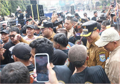 Bupati Purbalingga Fahmi Muhammad Hanif bersama Wakil Bupati Dimas Prasetyahani menemui peserta aksi unjuk rasa Forum Purbalingga Bersatu, di gerbang Pendopo seputar Alun-alun Purbalingga, Senin 29 September 2025
