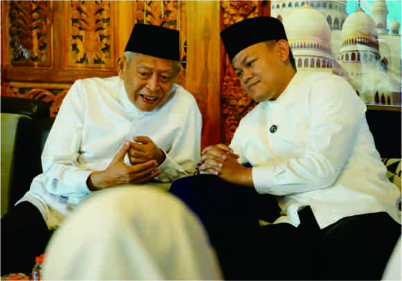 Bupati Purbalingga Fahmi M Hanif bersama Bupati Purbalingga Sukento Ridho Marhaendrianto periode 2013—2015 saat Pengajian Akbar IPHI Kabupaten Purbalingga bersama Majelis Taklim Perempuan (MTP) di Joglo Semar, Sabtu 20 September 2025.