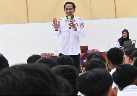 Koordinator Divisi Pencegahan, Partisipasi Masyarakat, dan Hubungan Masyarakat Bawaslu Purbalingga, Wawan Eko Mujito menjelaskan materi sosialisasi untuk para pelajar