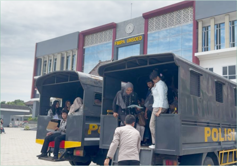 Mendukung kegiatan akademik mahasiswa Fakultas Teknik Universitas Jenderal Soedirman (Unsoed) kampus Purbalingga, Polres Purbalingga memberikan pelayanan transportasi bagi puluhan mahasiswa, Rabu 22 Oktober 2025. Mendukung kegiatan akademik mahasiswa Fakultas Teknik Universitas Jenderal Soedirman (Unsoed) kampus Purbalingga, Polres Purbalingga memberikan pelayanan transportasi bagi puluhan mahasiswa, Rabu 22 Oktober 2025.