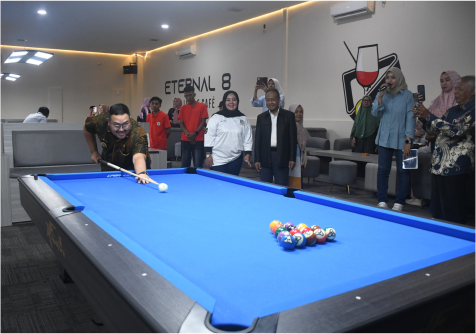 Wakil Bupati Purbalingga, Dimas Prasetyahani meresmikan dengan pengguntingan pita dan melakukan sodokan pembuka (break shot) permainan biliar menandai Eternal 8 Cafe & Billiard di Kelurahan Karangsentul, Kecamatan Padamara resmi beroperasi.