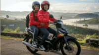 Melintasi jalanan berliku, menikmati sejuknya udara pegunungan, sambil berpegangan tangan di belakang kemudi menjadi cara terbaik menikmati keindahan alam Melintasi jalanan berliku, menikmati sejuknya udara pegunungan, sambil berpegangan tangan di belakang kemudi menjadi cara terbaik menikmati keindahan alam