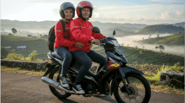 Melintasi jalanan berliku, menikmati sejuknya udara pegunungan, sambil berpegangan tangan di belakang kemudi menjadi cara terbaik menikmati keindahan alam Melintasi jalanan berliku, menikmati sejuknya udara pegunungan, sambil berpegangan tangan di belakang kemudi menjadi cara terbaik menikmati keindahan alam