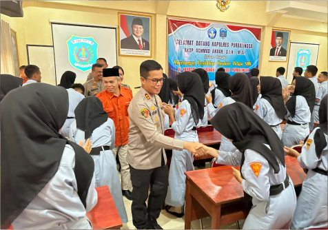 Kapolres Purbalingga AKBP Achmad Akbar mendorong para siswa SMK YPT 1 Purbalingga memahami perkembangan teknologi informasi.