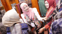 Ketua Dewan Kerajinan Nasional Daerah (Dekranasda) Jawa Tengah, Nawal Arafah Yasin mengunjungi Paviliun Jateng dalam ajang kerajinan terbesar Asia Tenggara, The Jakarta International Handicraft Trade Fair (Inacraft) di Assembly Hall, Jakarta International Convention Center (JICC), Rabu 1 Oktober 2025. Ketua Dewan Kerajinan Nasional Daerah (Dekranasda) Jawa Tengah, Nawal Arafah Yasin mengunjungi Paviliun Jateng dalam ajang kerajinan terbesar Asia Tenggara, The Jakarta International Handicraft Trade Fair (Inacraft) di Assembly Hall, Jakarta International Convention Center (JICC), Rabu 1 Oktober 2025.