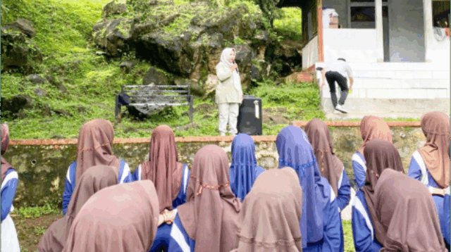 Pengurus Organisasi Siswa Intra Sekolah (OSIS) dan anggota Musyawarah Perwakilan Kelas (MPK) SMP Negeri 2 Kalimanah masa bakti 2025–2026 mengikuti Latihan Dasar Kepemimpinan (LDK) selama tiga hari, mulai Jumat 24 Oktober 2025 hingga Senin 27 Oktober 2025. Pengurus Organisasi Siswa Intra Sekolah (OSIS) dan anggota Musyawarah Perwakilan Kelas (MPK) SMP Negeri 2 Kalimanah masa bakti 2025–2026 mengikuti Latihan Dasar Kepemimpinan (LDK) selama tiga hari, mulai Jumat 24 Oktober 2025 hingga Senin 27 Oktober 2025.