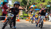 Push Bike atau terkenal juga sebagai balance bike merupakan sepeda tanpa pedal khusus untuk melatih keseimbangan anak sebelum mereka menggunakan sepeda berpedal. Push Bike atau terkenal juga sebagai balance bike merupakan sepeda tanpa pedal khusus untuk melatih keseimbangan anak sebelum mereka menggunakan sepeda berpedal.