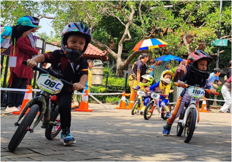 Push Bike atau terkenal juga sebagai balance bike merupakan sepeda tanpa pedal khusus untuk melatih keseimbangan anak sebelum mereka menggunakan sepeda berpedal. Push Bike atau terkenal juga sebagai balance bike merupakan sepeda tanpa pedal khusus untuk melatih keseimbangan anak sebelum mereka menggunakan sepeda berpedal.