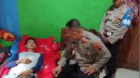 Kapolsek Bobotsari AKP Sarno Ujianto memberikan bantuan dalam program GASPOLBOS kepada Muhlisin, seorang warga Desa Banjarsari, Kecamatan Bobotsari, yang  mengalami musibah jatuh dari pohon kelapa pada 24 September 2025. Kapolsek Bobotsari AKP Sarno Ujianto memberikan bantuan dalam program GASPOLBOS kepada Muhlisin, seorang warga Desa Banjarsari, Kecamatan Bobotsari, yang  mengalami musibah jatuh dari pohon kelapa pada 24 September 2025.
