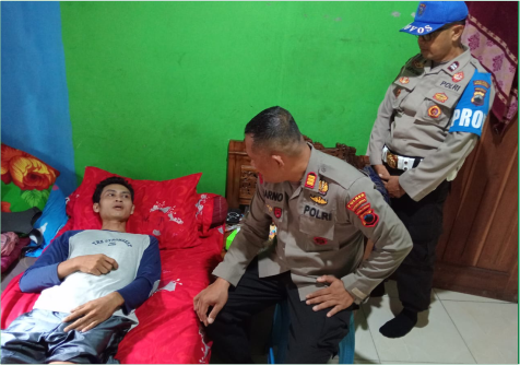 Kapolsek Bobotsari AKP Sarno Ujianto memberikan bantuan dalam program GASPOLBOS kepada Muhlisin, seorang warga Desa Banjarsari, Kecamatan Bobotsari, yang  mengalami musibah jatuh dari pohon kelapa pada 24 September 2025. Kapolsek Bobotsari AKP Sarno Ujianto memberikan bantuan dalam program GASPOLBOS kepada Muhlisin, seorang warga Desa Banjarsari, Kecamatan Bobotsari, yang  mengalami musibah jatuh dari pohon kelapa pada 24 September 2025.