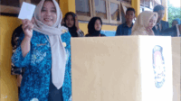 Kepala SMP Negeri 2 Kalimanah, Tjandra Irawati memberikan suaranya dalam Pemilihan Ketua dan Wakil Ketua Organisasi Siswa Intra Sekolah (OSIS) SMP Negeri 2 Kalimanah masa bakti tahun 2025-2026, di sekolahan itu, Sabtu 11 Oktober 2025. Kepala SMP Negeri 2 Kalimanah, Tjandra Irawati memberikan suaranya dalam Pemilihan Ketua dan Wakil Ketua Organisasi Siswa Intra Sekolah (OSIS) SMP Negeri 2 Kalimanah masa bakti tahun 2025-2026, di sekolahan itu, Sabtu 11 Oktober 2025.