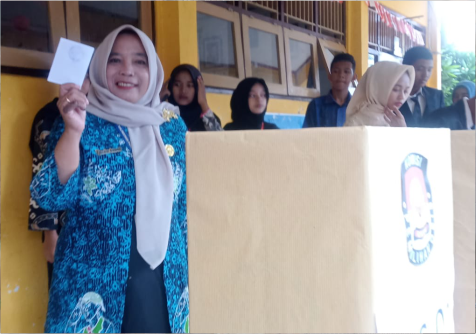 Kepala SMP Negeri 2 Kalimanah, Tjandra Irawati memberikan suaranya dalam Pemilihan Ketua dan Wakil Ketua Organisasi Siswa Intra Sekolah (OSIS) SMP Negeri 2 Kalimanah masa bakti tahun 2025-2026, di sekolahan itu, Sabtu 11 Oktober 2025.