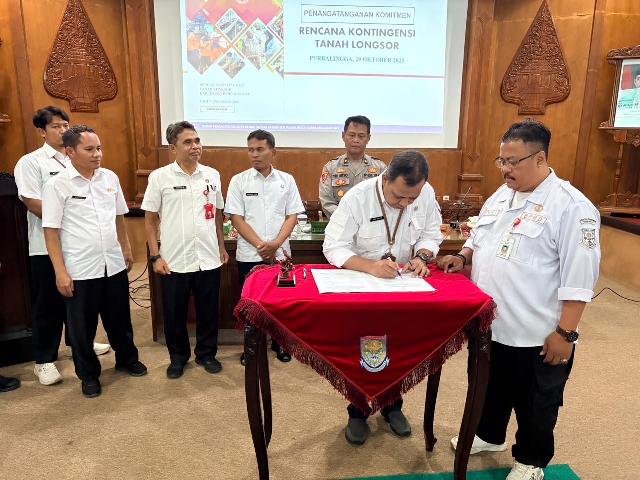 BPBD Kabupaten Purbalingga telah menyusun Dokumen Rencana Kontingensi (Renkon) Bencana Tanah Longsor sebagai pedoman penanganan darurat bencana di wilayahnya. BPBD Kabupaten Purbalingga telah menyusun Dokumen Rencana Kontingensi (Renkon) Bencana Tanah Longsor sebagai pedoman penanganan darurat bencana di wilayahnya.