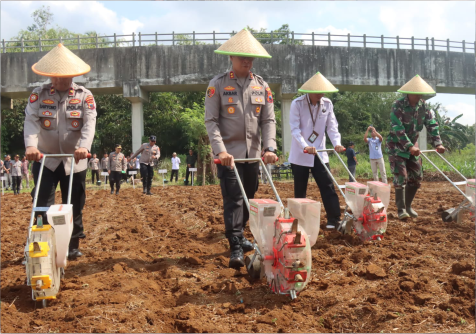 Polres Purbalingga melaksanakan kegiatan Penanaman Jagung Serentak Kuartal IV tahun 2025 di Desa Selakambang, Rabu 8 Oktober 2025.