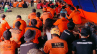 Anggota Pramuka Peduli (Pramuli) Gerakan Pramuka Kwartir Cabang (Kwarcab) Kabupaten Purbalingga mengikuti Latihan Gabungan Pertolongan Korban di Air di Danau Lembah Silangit, Desa Patemon, Kecamatan Bojongsari, Sabtu 25 Oktober 2025. Anggota Pramuka Peduli (Pramuli) Gerakan Pramuka Kwartir Cabang (Kwarcab) Kabupaten Purbalingga mengikuti Latihan Gabungan Pertolongan Korban di Air di Danau Lembah Silangit, Desa Patemon, Kecamatan Bojongsari, Sabtu 25 Oktober 2025.