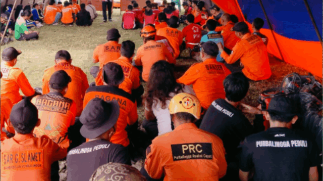 Anggota Pramuka Peduli (Pramuli) Gerakan Pramuka Kwartir Cabang (Kwarcab) Kabupaten Purbalingga mengikuti Latihan Gabungan Pertolongan Korban di Air di Danau Lembah Silangit, Desa Patemon, Kecamatan Bojongsari, Sabtu 25 Oktober 2025. Anggota Pramuka Peduli (Pramuli) Gerakan Pramuka Kwartir Cabang (Kwarcab) Kabupaten Purbalingga mengikuti Latihan Gabungan Pertolongan Korban di Air di Danau Lembah Silangit, Desa Patemon, Kecamatan Bojongsari, Sabtu 25 Oktober 2025.