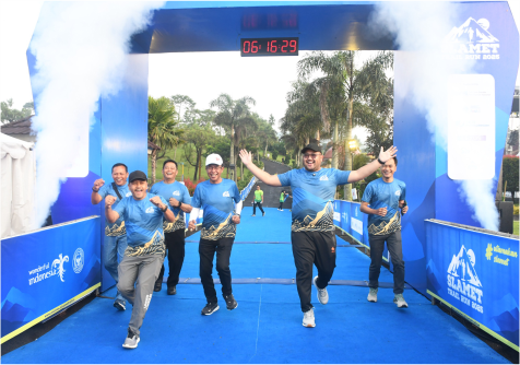 Wakil Bupati Purbalingga, Dimas Prasetyahani mengibarkan bendera start memulai Race Day Slamet Trail Run 2025 dari Objek Wisata D'LAS Desa Serang, Kecamatan Karangreja, Minggu 19 Oktober 2025. Wakil Bupati Purbalingga, Dimas Prasetyahani mengibarkan bendera start memulai Race Day Slamet Trail Run 2025 dari Objek Wisata D'LAS Desa Serang, Kecamatan Karangreja, Minggu 19 Oktober 2025.